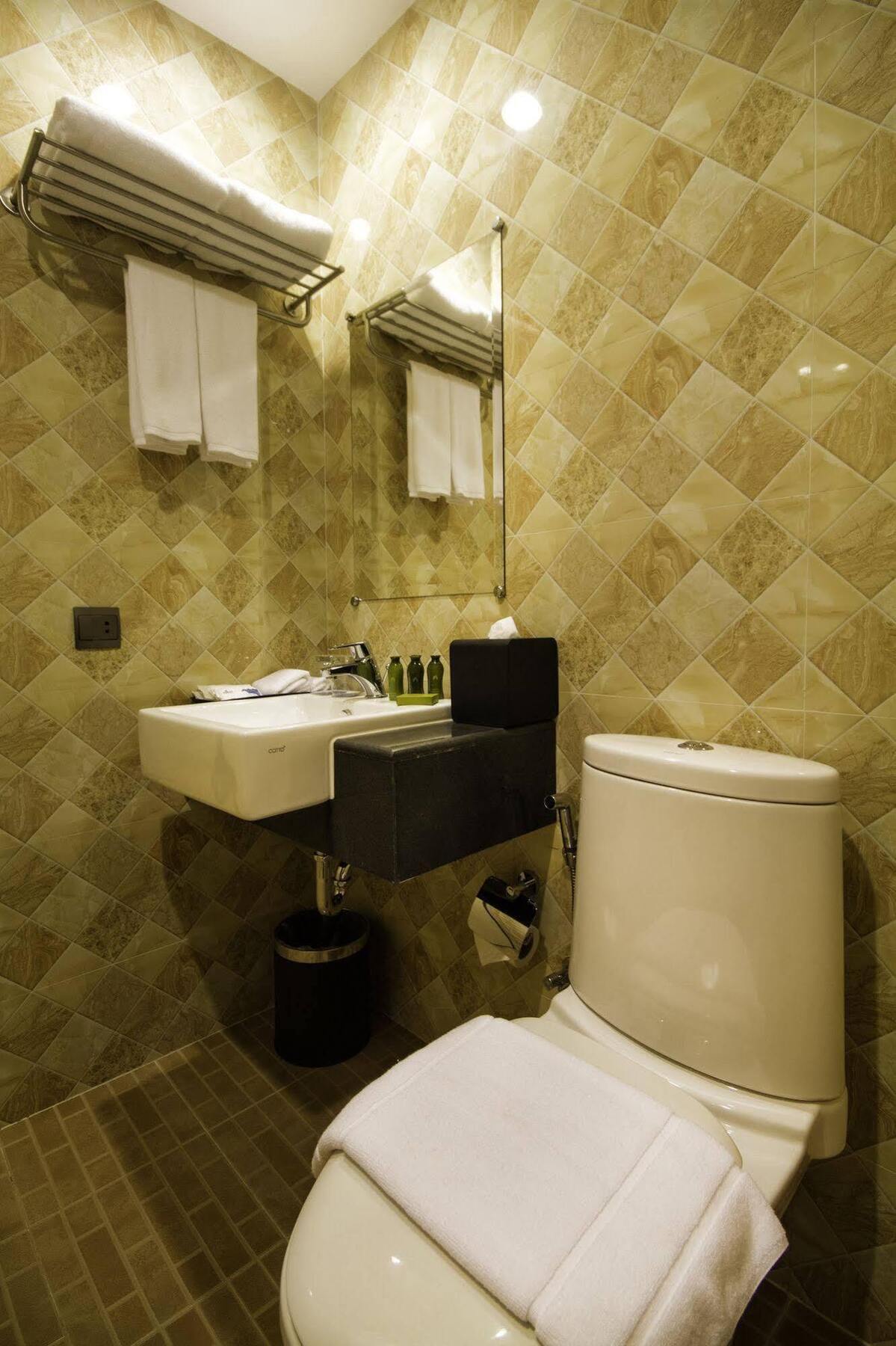 Holly Hotel Myanmar Yangon Exterior foto